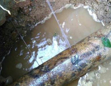 肇东楼顶渗水维修公司分享下地暖漏水的原因及检测方法。